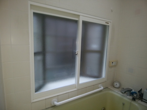 お風呂と洗面所の寒さ対策で内窓プラマードUを取付け